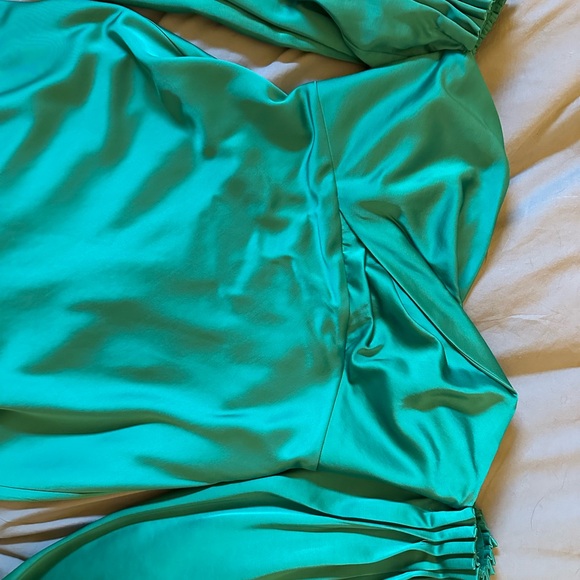 Significant Other Danika Off Shoulder Dress in Emerald. Size 10. - Picture 5 of 6